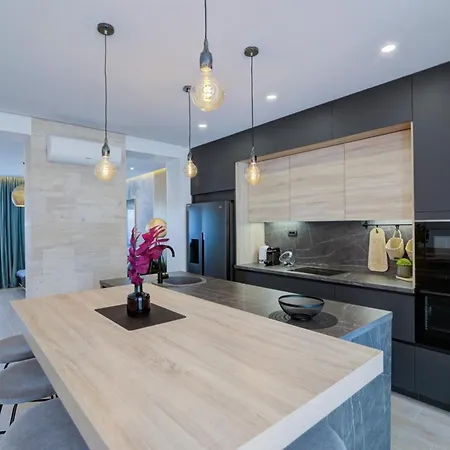 One - Happy Apartment *