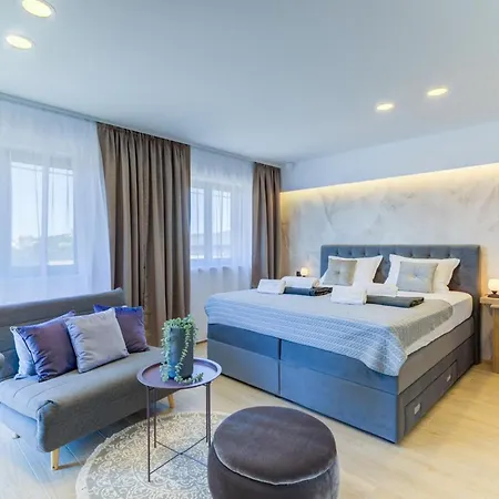 One - Happy Apartment *